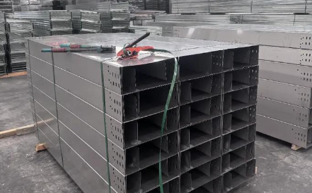 槽式桥架全封闭设计，防尘防干扰，常用于精密仪器区域！